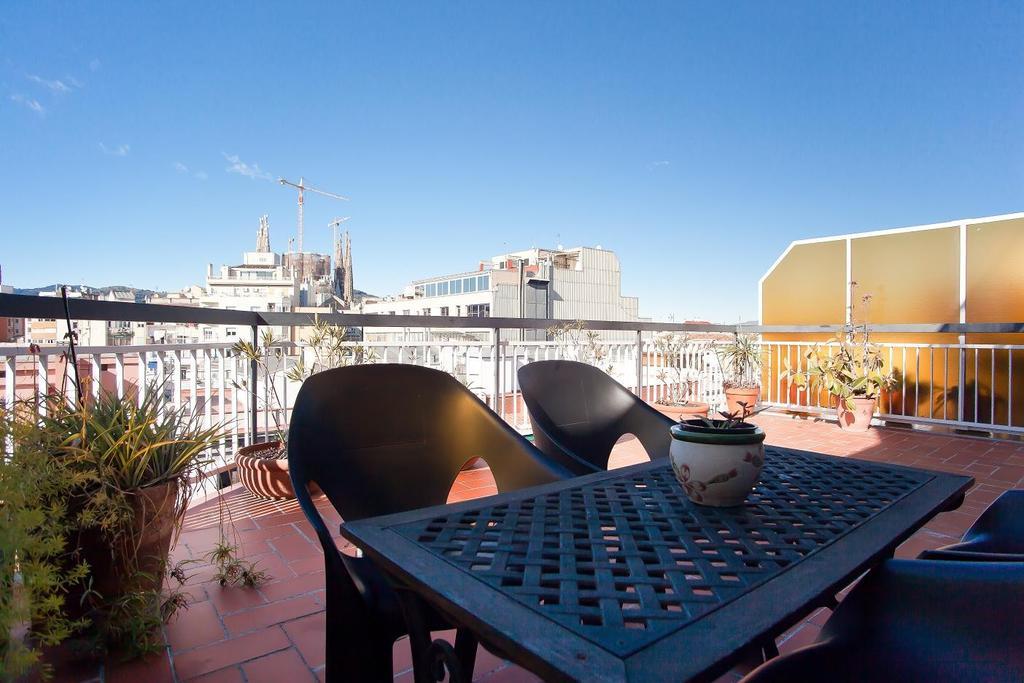 Apartamento ApartEasy - Atic Sagrada Familia Barcelona Exterior foto